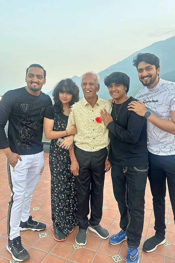 Kannada_20star_20hero_20Upendra_20wedding_20anniversary_20celebration_20Photos_1.jpg 2