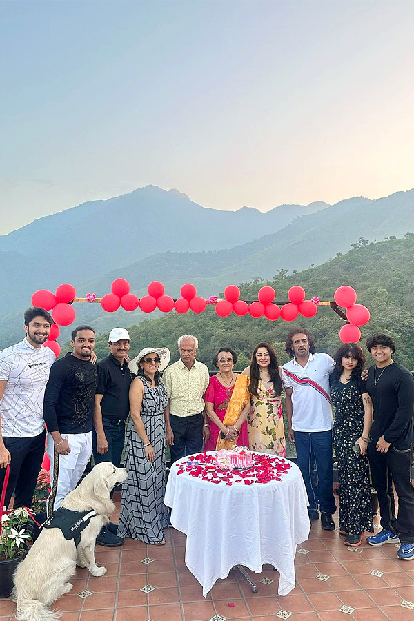 Kannada_20star_20hero_20Upendra_20wedding_20anniversary_20celebration_20Photos_10.jpg 11