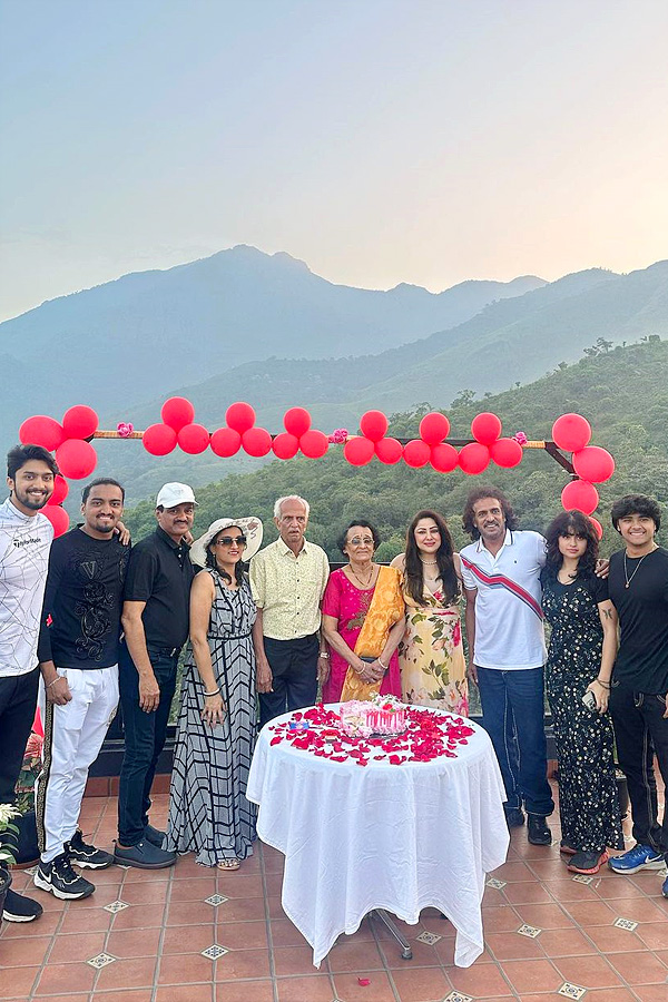 Kannada_20star_20hero_20Upendra_20wedding_20anniversary_20celebration_20Photos_3.jpg 4