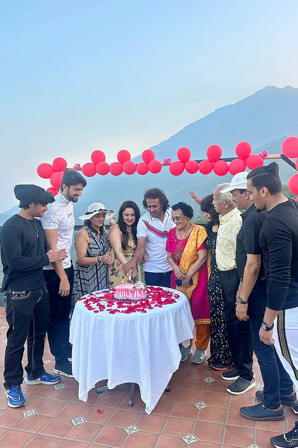 Kannada_20star_20hero_20Upendra_20wedding_20anniversary_20celebration_20Photos_4.jpg 5