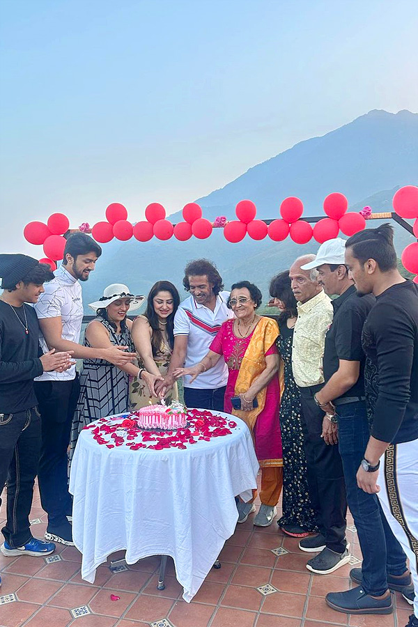 Kannada_20star_20hero_20Upendra_20wedding_20anniversary_20celebration_20Photos_5.jpg 6