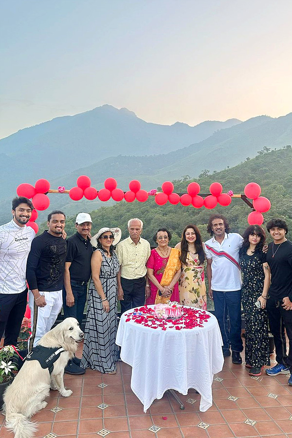 Kannada_20star_20hero_20Upendra_20wedding_20anniversary_20celebration_20Photos_6.jpg 7