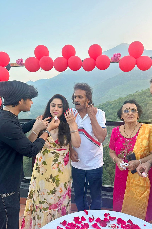 Kannada_20star_20hero_20Upendra_20wedding_20anniversary_20celebration_20Photos_7.jpg 8