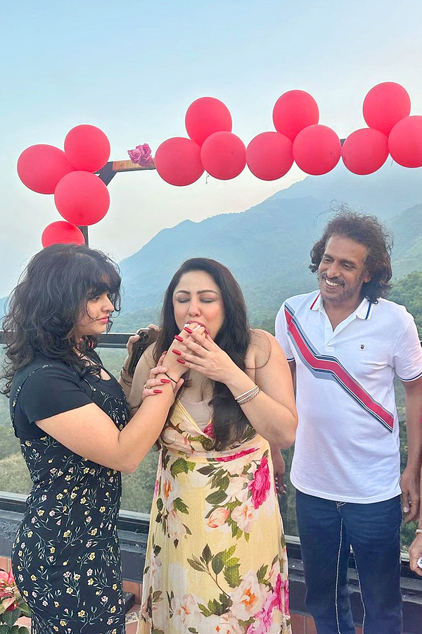 Kannada_20star_20hero_20Upendra_20wedding_20anniversary_20celebration_20Photos_8.jpg 9