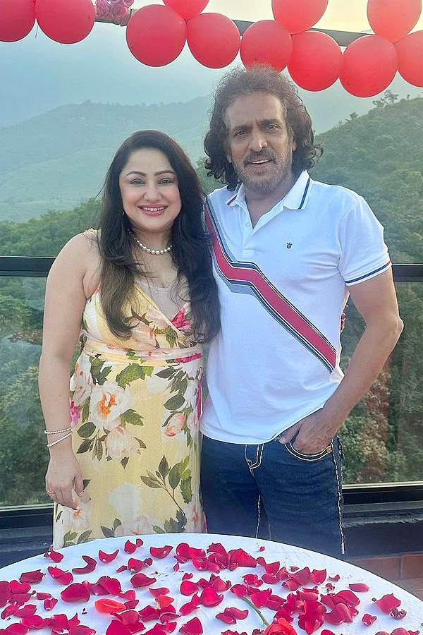 Kannada_20star_20hero_20Upendra_20wedding_20anniversary_20celebration_20Photos_9.jpg 10