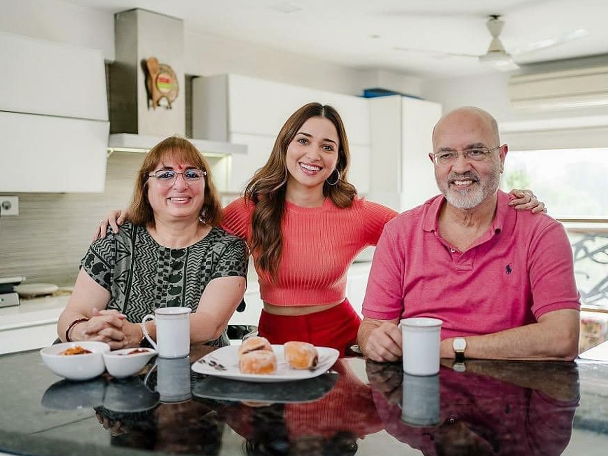Thamannaah-Bhatia-Parents.jpg 19