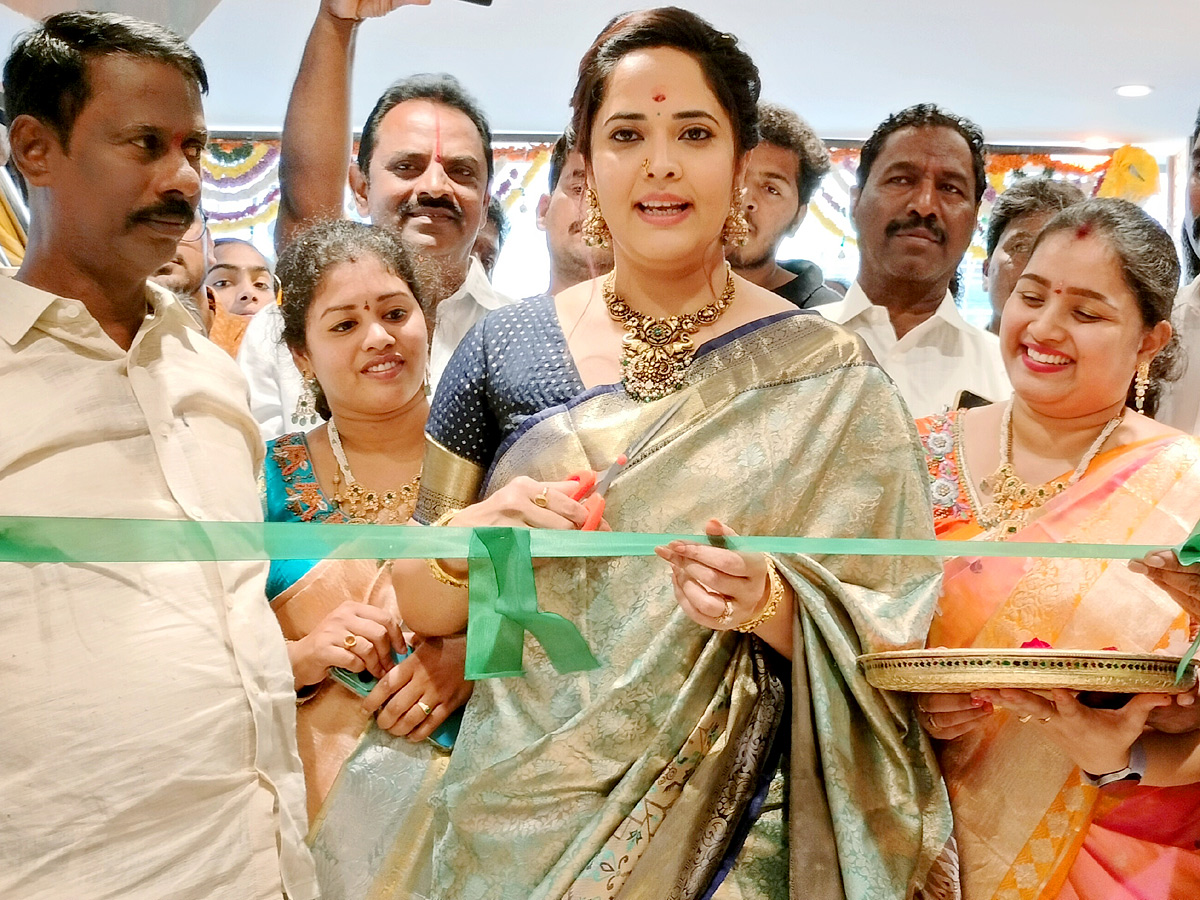Anchor_20Anasuya_20Launched_20Shopping_20Mall_20At_20Tirupati_20Photos_10.jpg 11