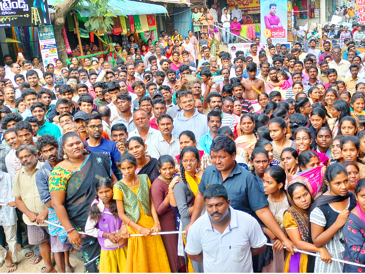 Anchor_20Anasuya_20Launched_20Shopping_20Mall_20At_20Tirupati_20Photos_2.jpg 3