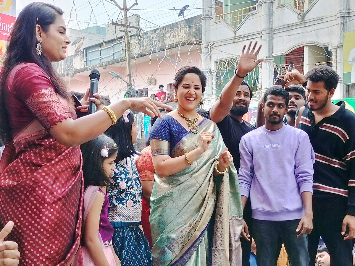 Anchor_20Anasuya_20Launched_20Shopping_20Mall_20At_20Tirupati_20Photos_3.jpg 4