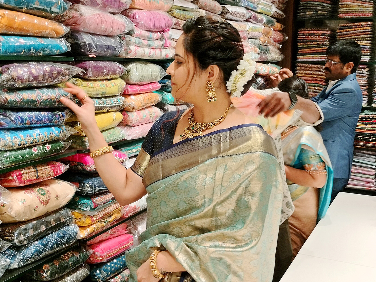 Anchor_20Anasuya_20Launched_20Shopping_20Mall_20At_20Tirupati_20Photos_5.jpg 6