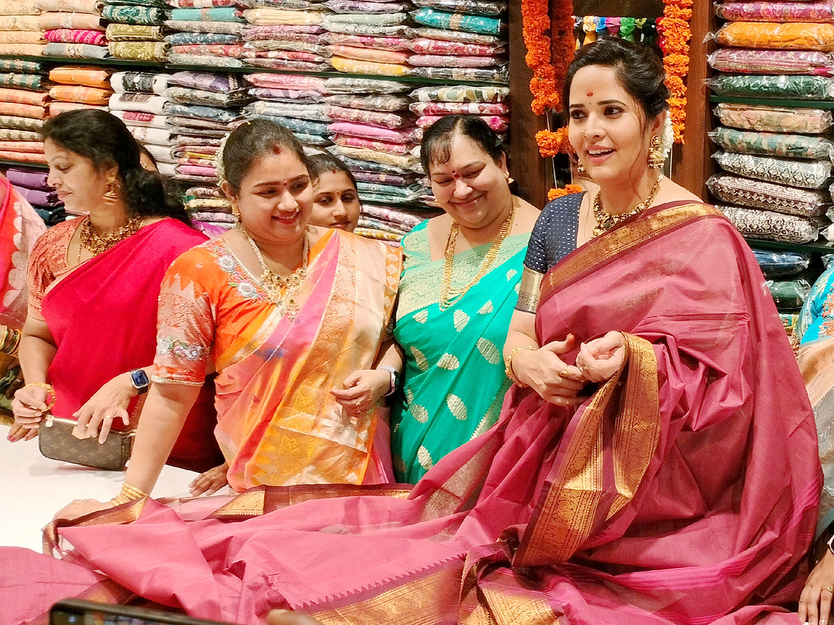 Anchor_20Anasuya_20Launched_20Shopping_20Mall_20At_20Tirupati_20Photos_6.jpg 7