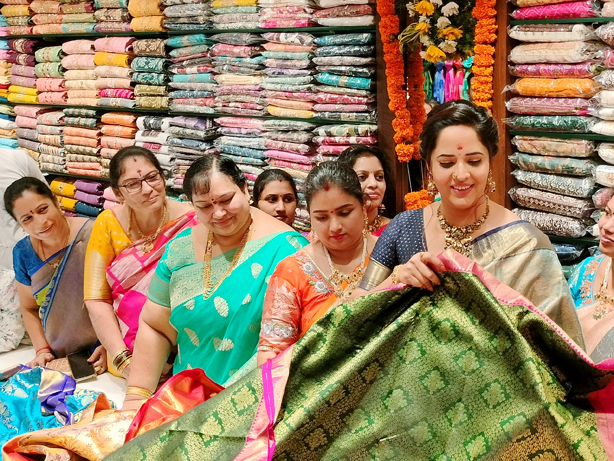 Anchor_20Anasuya_20Launched_20Shopping_20Mall_20At_20Tirupati_20Photos_7.jpg 8