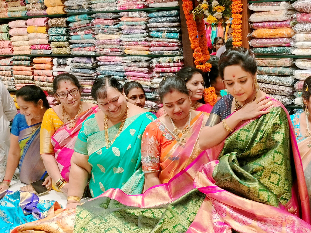 Anchor_20Anasuya_20Launched_20Shopping_20Mall_20At_20Tirupati_20Photos_8.jpg 9