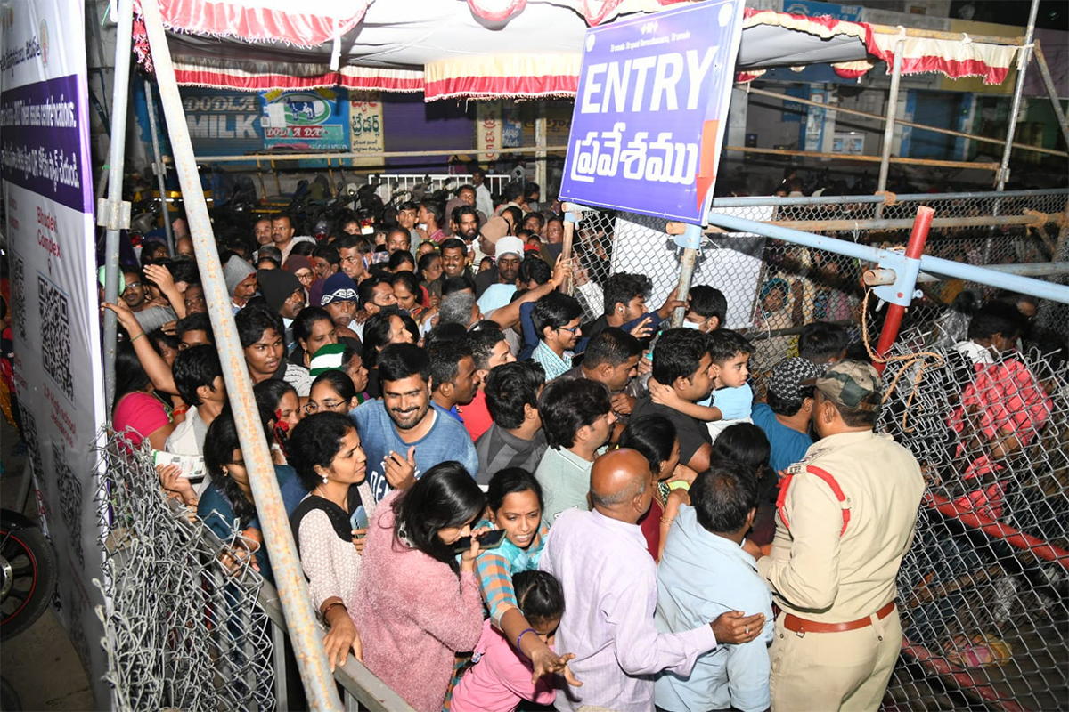 Tickets_20For_20Vaikunta_20Dwara_20Darshan_20At_20Tirumala_20Photos-1.jpg 1