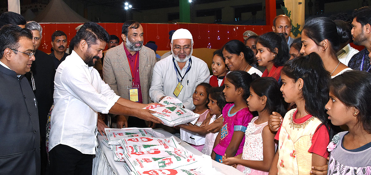 CM_20Revanth_20Reddy_20Christmas_20Celebrations_20at_20LB_20Stadium-9.jpg 8