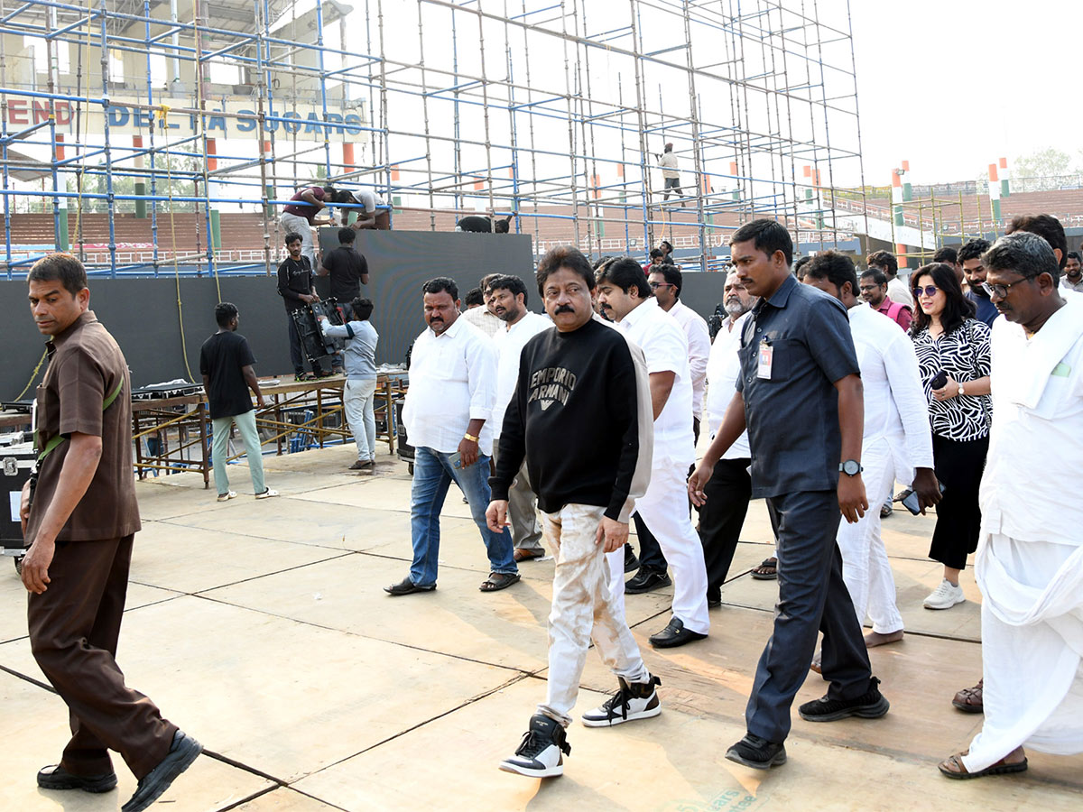 Vijaywada_20for_20VYOOHAM_20pre_20release_20event-1.jpg 1