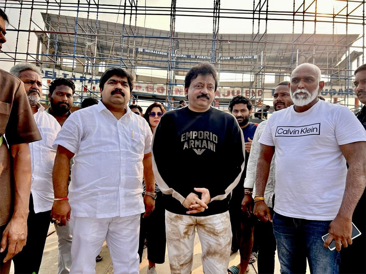 Vijaywada_20for_20VYOOHAM_20pre_20release_20event-10.jpg 6