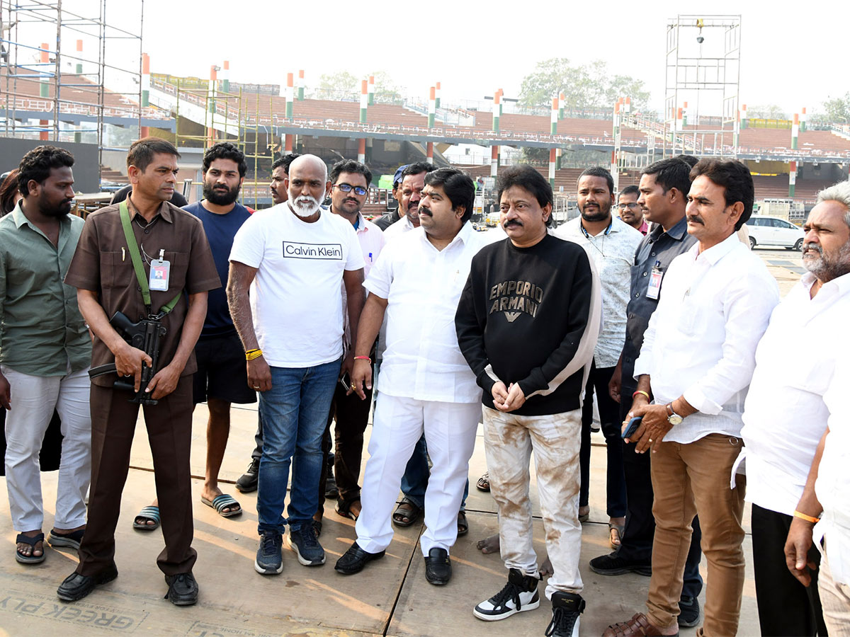 Vijaywada_20for_20VYOOHAM_20pre_20release_20event-5.jpg 4
