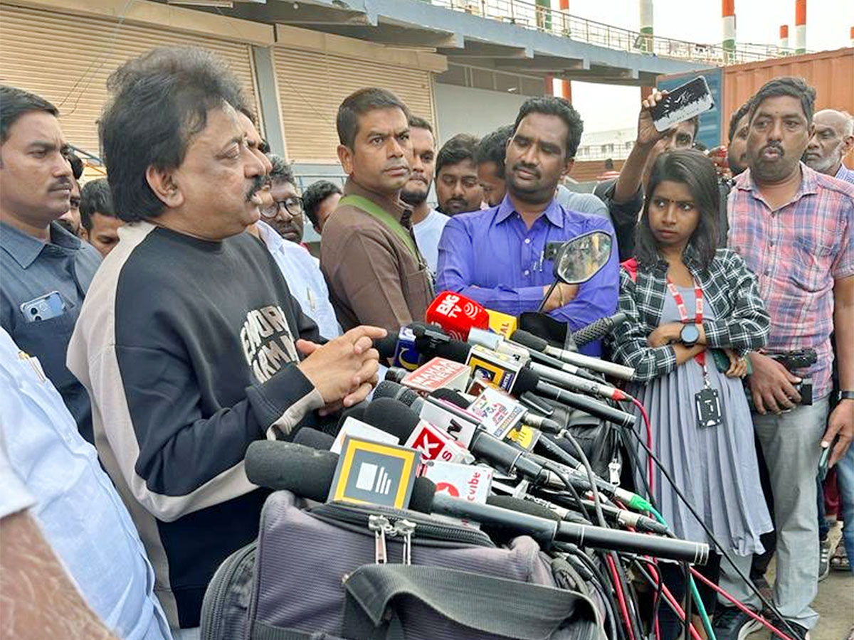 Vijaywada_20for_20VYOOHAM_20pre_20release_20event-6.jpg 5