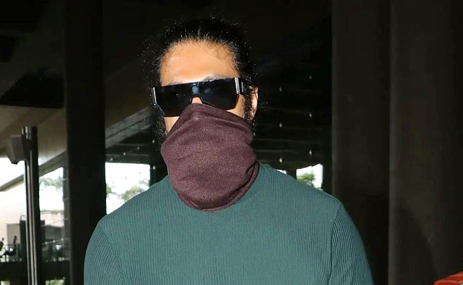 Celebrities_20Wear_20Face_20Masks_20During_20The_20Coronavirus_20Pandemic_20Photos_14.jpg 15