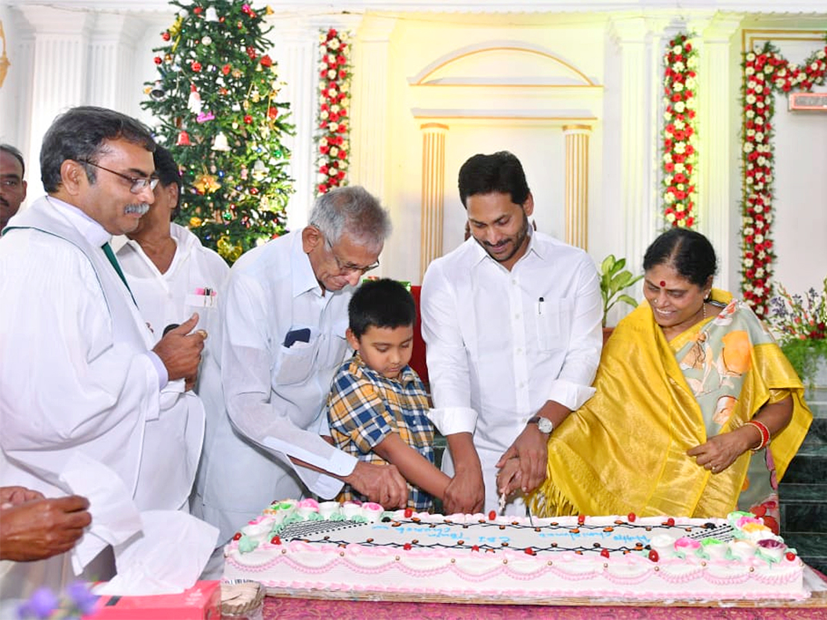 CM_20Jagan_20Participated_20In_20Christmas_20Celebrations_20With_20Family_20Members-10.jpg 10