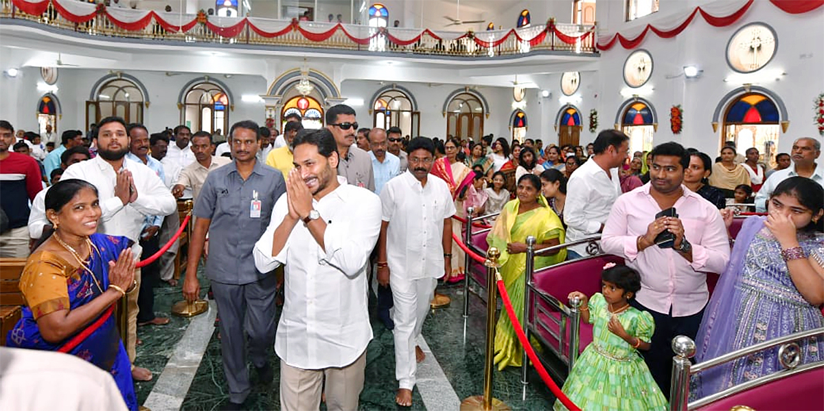 CM_20Jagan_20Participated_20In_20Christmas_20Celebrations_20With_20Family_20Members-5.jpg 5