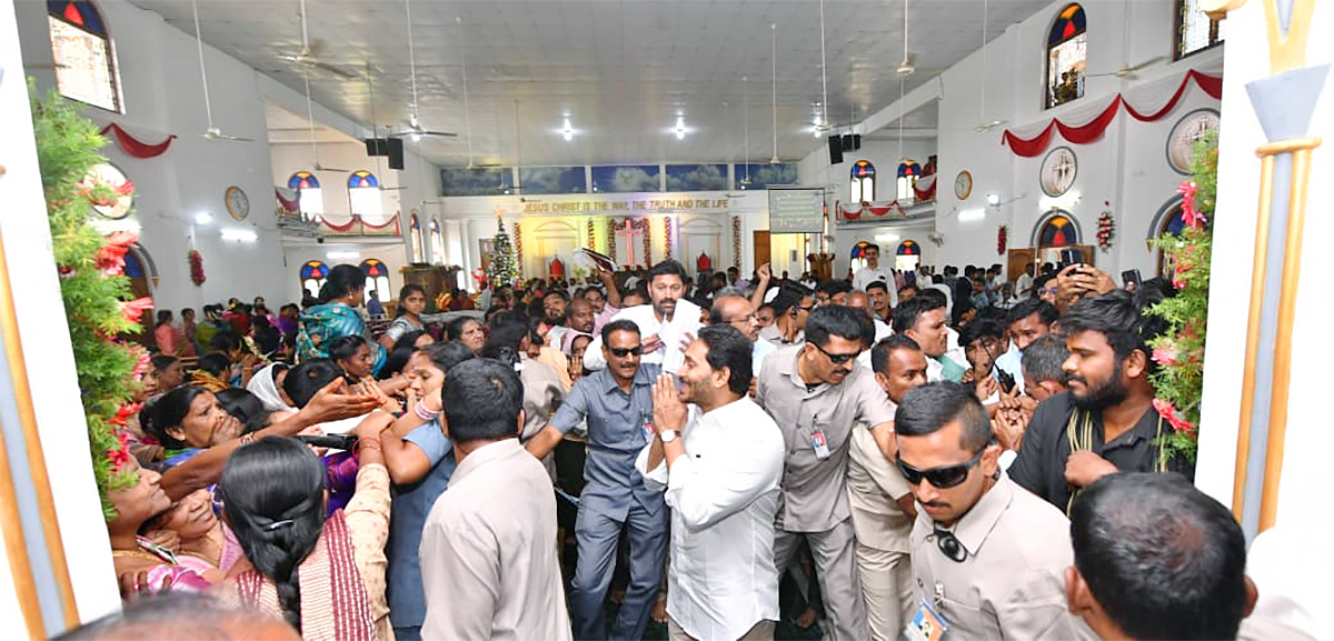 CM_20Jagan_20Participated_20In_20Christmas_20Celebrations_20With_20Family_20Members-6.jpg 6