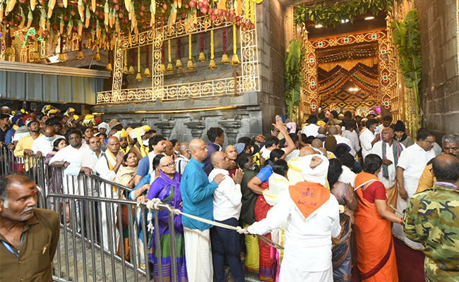 Vaikunta-Darshanam-Rush-Of-Devotees.jpg