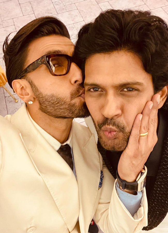 11.Naveen-Polishetty-Ranveer-Singh-SIIMA-Awards.jpg 15