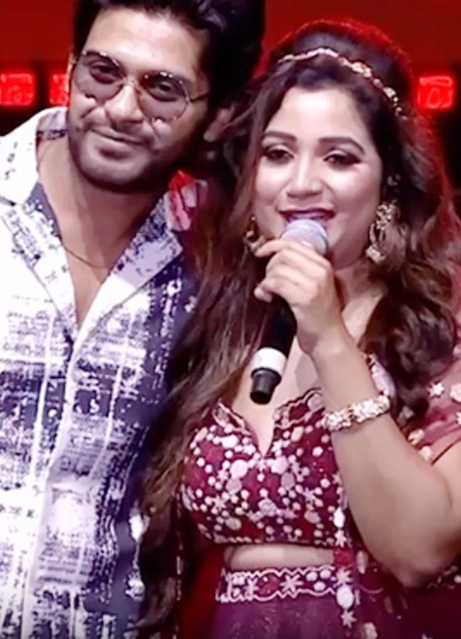 15.Naveen-Polishetty-Shreya-Ghoshal.jpg 20