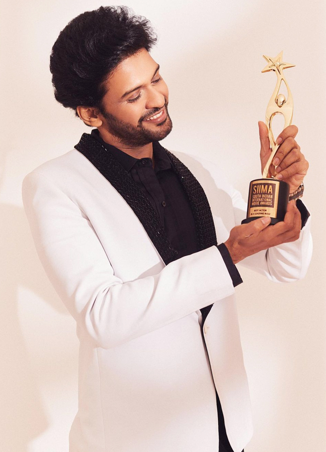 8.Naveen-Polishetty-SIIMA-Awards-Jathi-Ratnalu.jpg 10