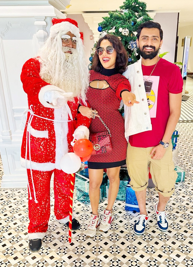 Amala-Paul-Christmas.jpg 17