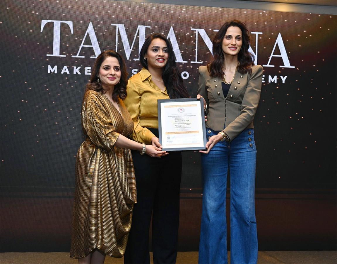 Grand_20Tamannaah_20Makeup_20Academy_20Convocation_20Pics-1.jpg 1