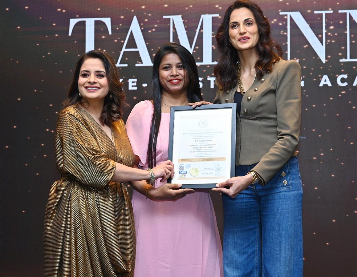 Grand_20Tamannaah_20Makeup_20Academy_20Convocation_20Pics-18.jpg 17
