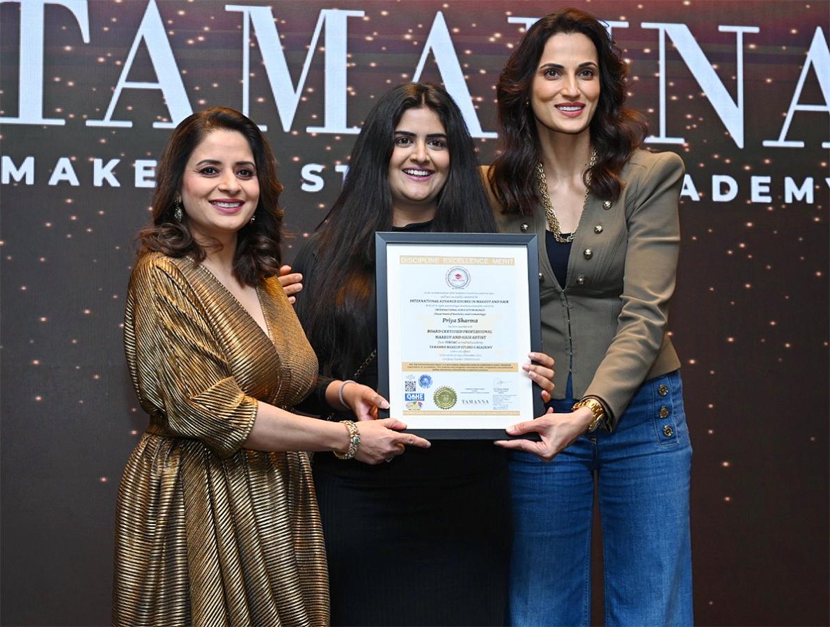 Grand_20Tamannaah_20Makeup_20Academy_20Convocation_20Pics-2.jpg 2