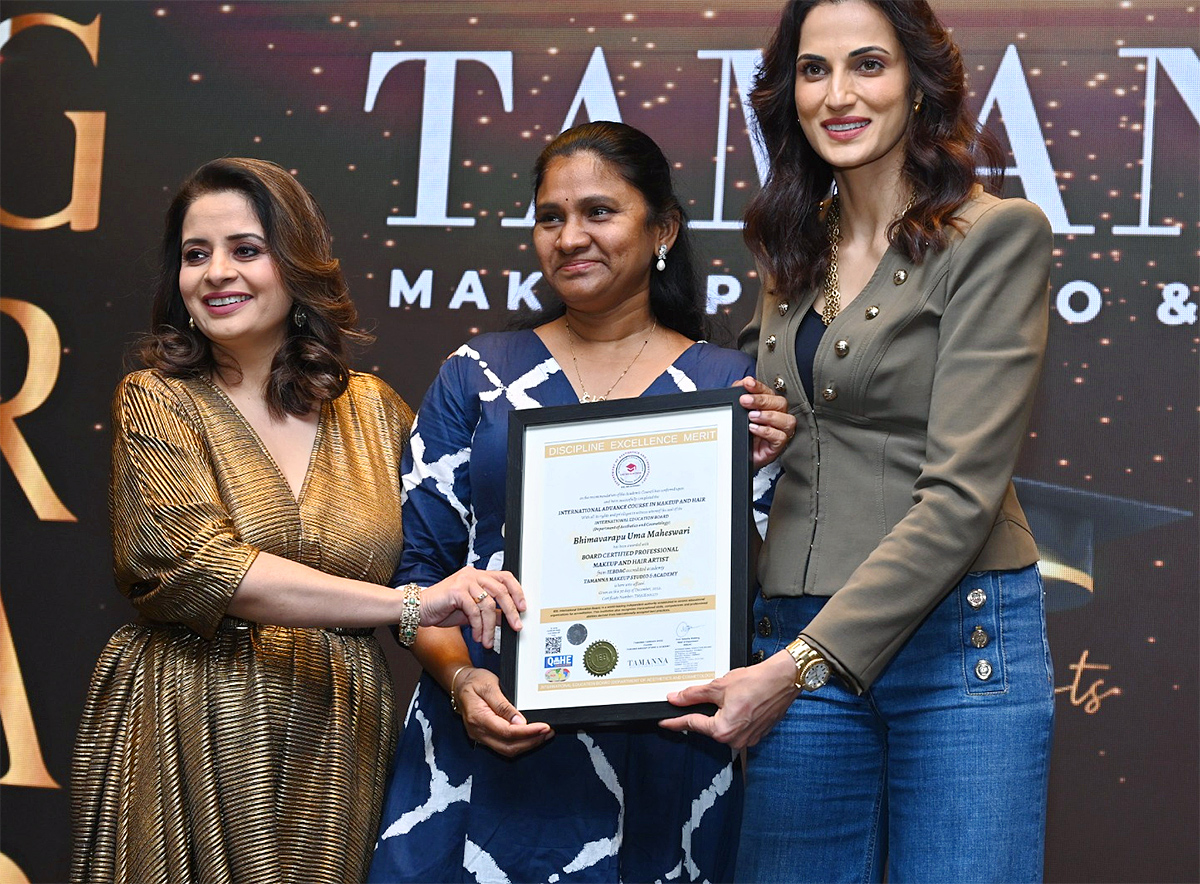 Grand_20Tamannaah_20Makeup_20Academy_20Convocation_20Pics-22.jpg 21