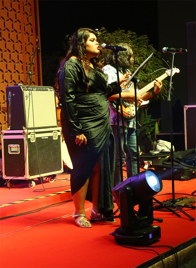 Live_20Music_20Band_20Entertains_20Christmas_20Celebrations-10.jpg 10