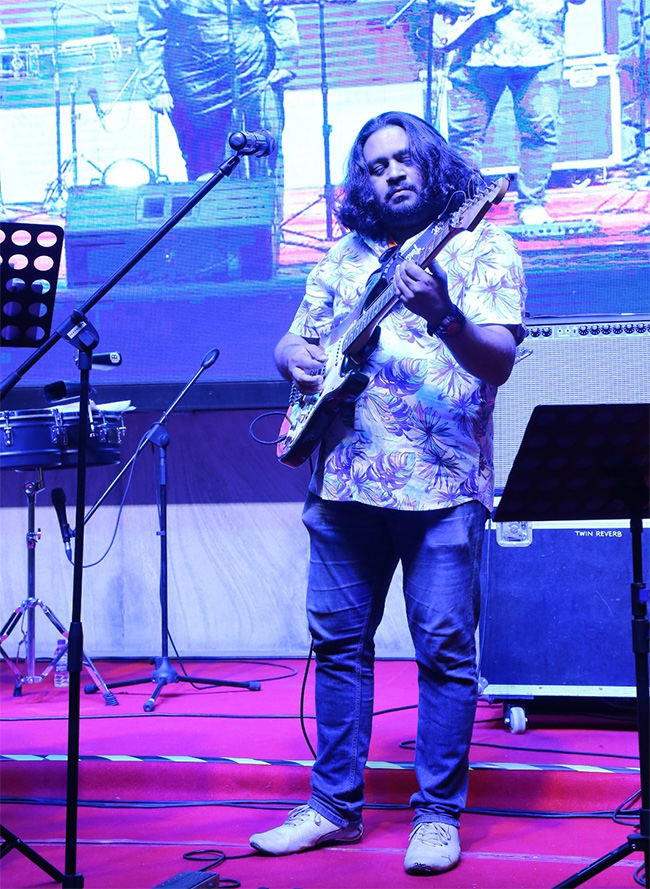 Live_20Music_20Band_20Entertains_20Christmas_20Celebrations-11.jpg 11