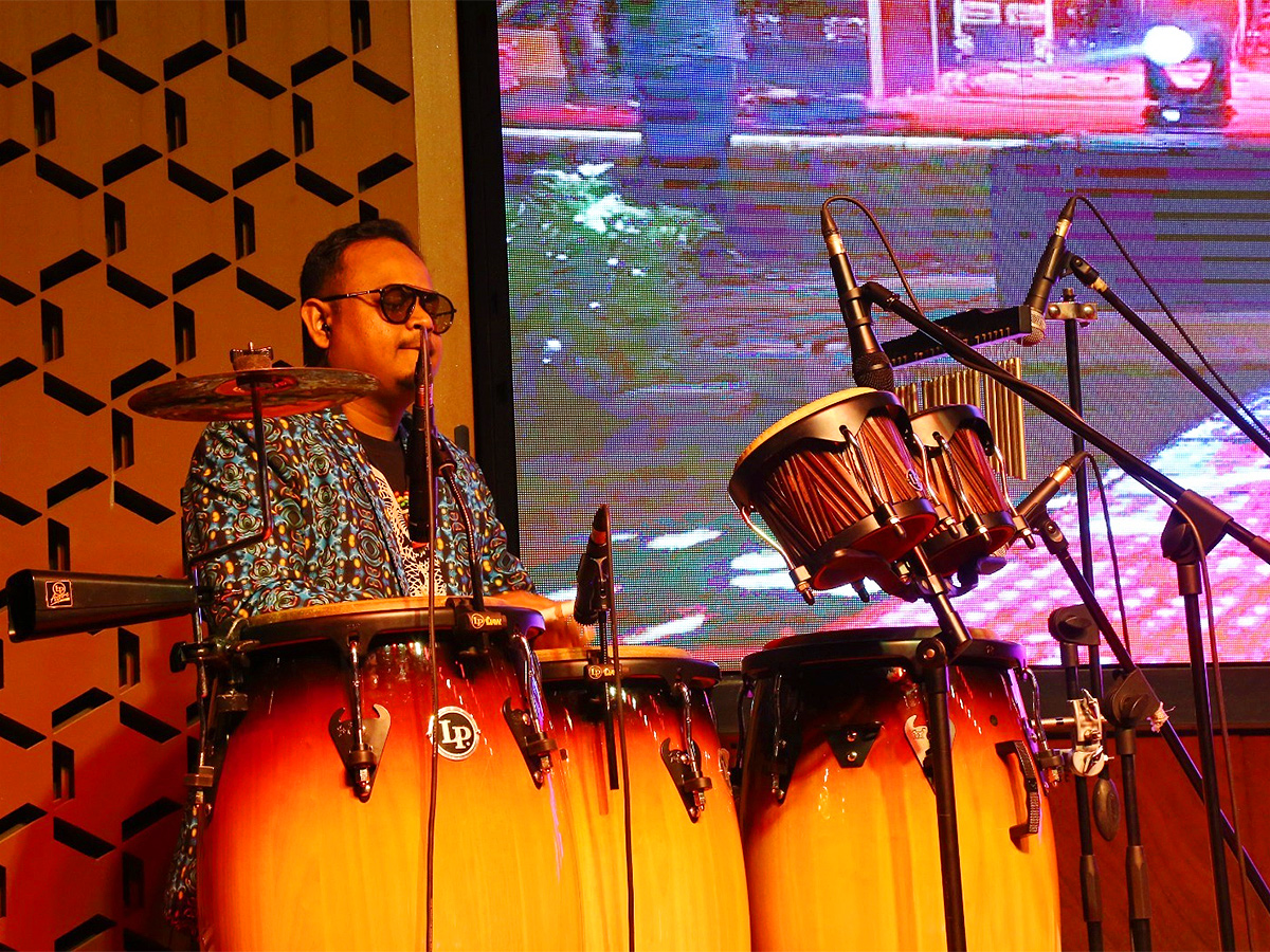 Live_20Music_20Band_20Entertains_20Christmas_20Celebrations-12.jpg 12