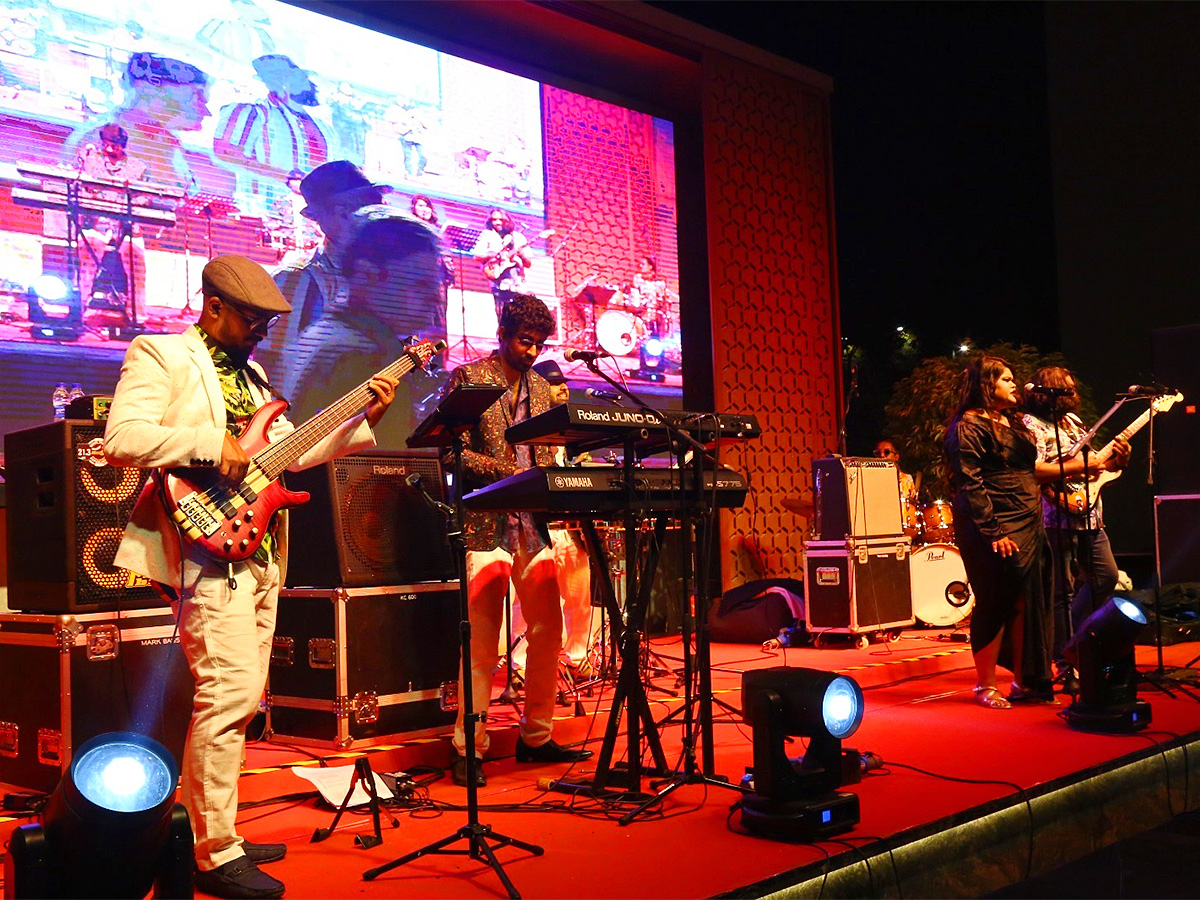 Live_20Music_20Band_20Entertains_20Christmas_20Celebrations-13.jpg 13