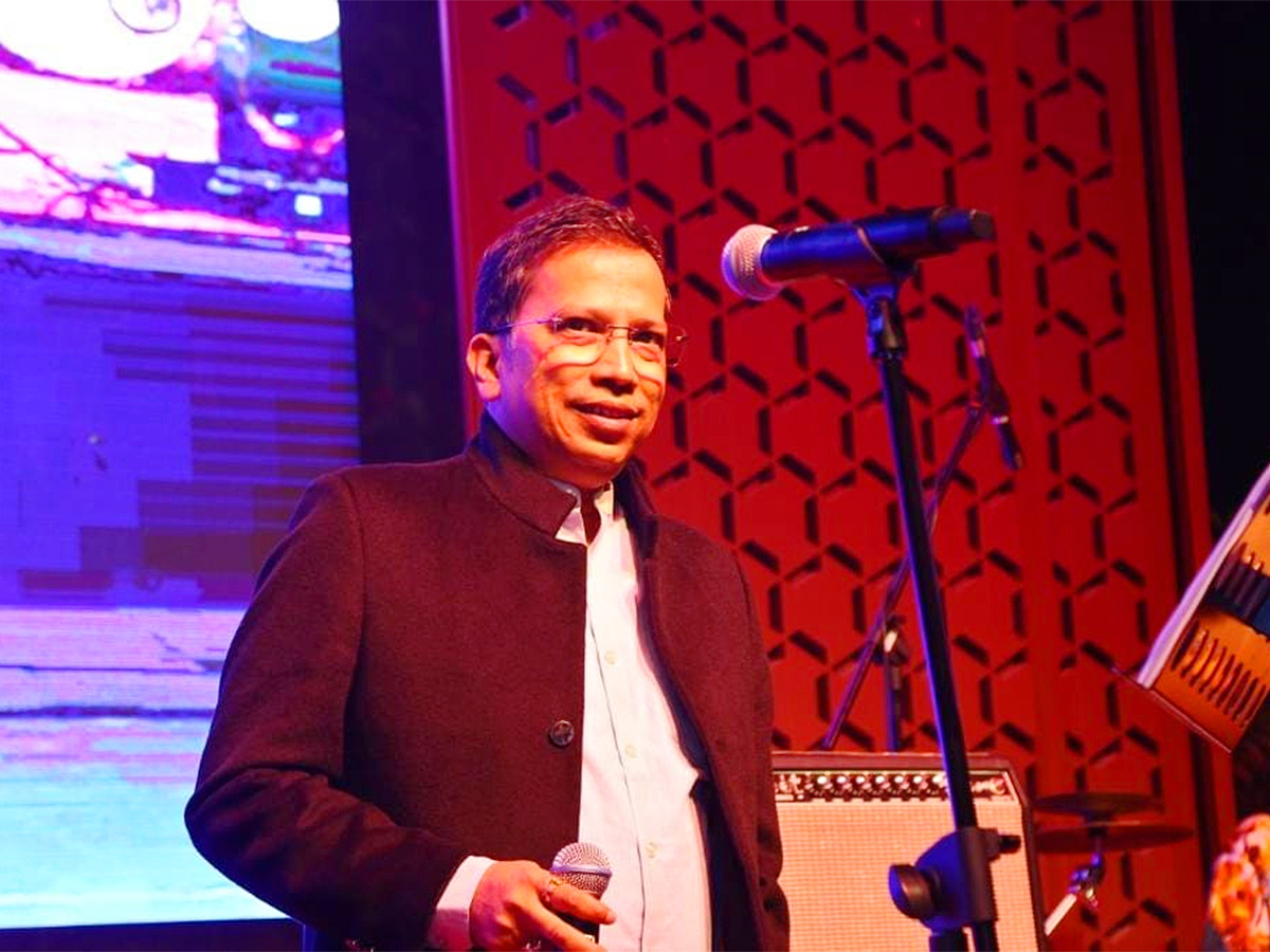 Live_20Music_20Band_20Entertains_20Christmas_20Celebrations-4.jpg 4