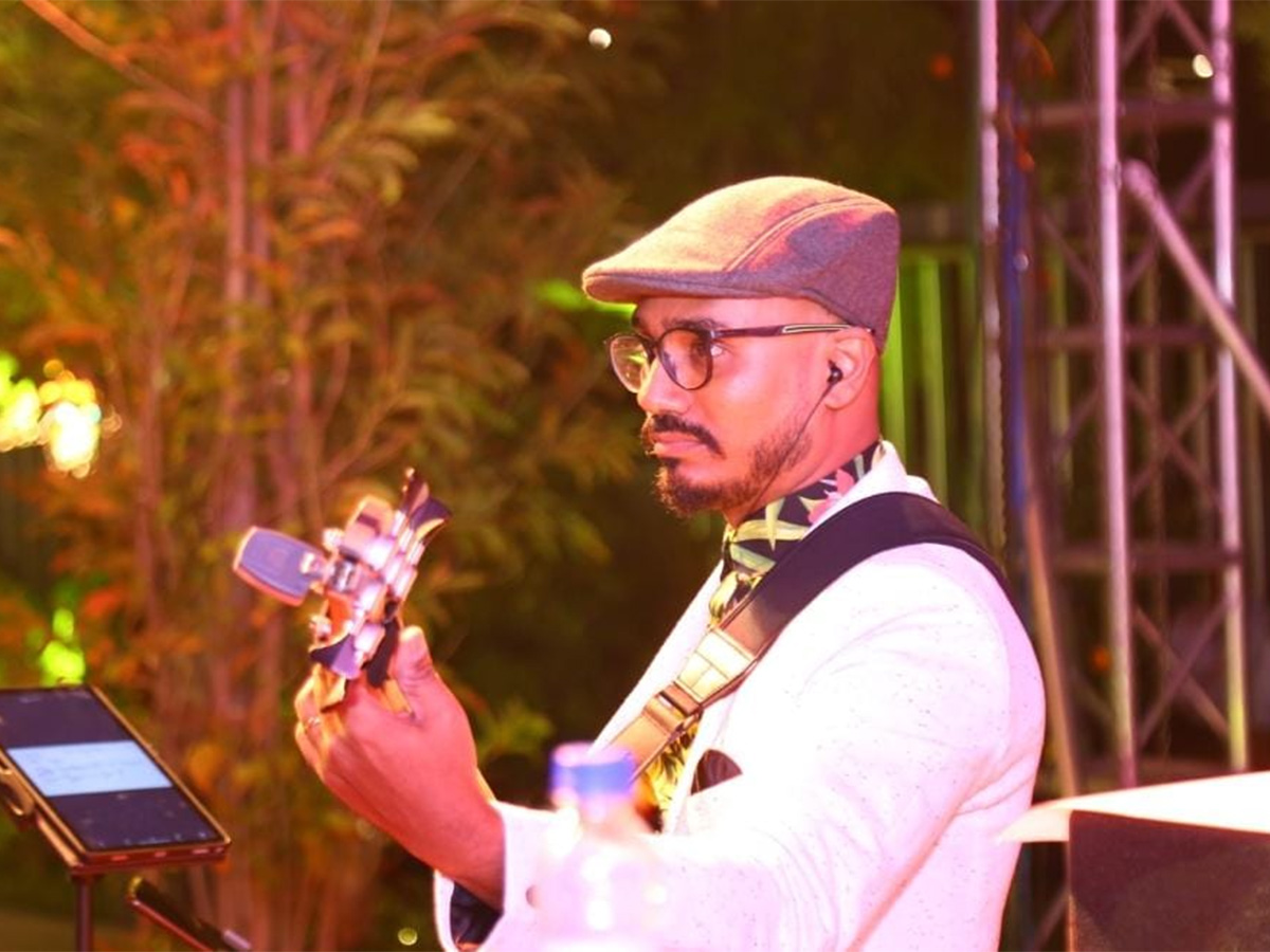Live_20Music_20Band_20Entertains_20Christmas_20Celebrations-5.jpg 5