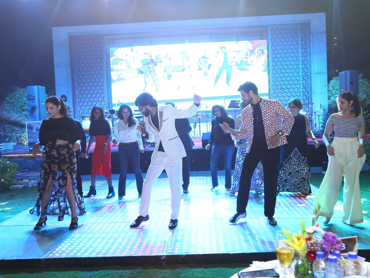 Live_20Music_20Band_20Entertains_20Christmas_20Celebrations-7.jpg 7