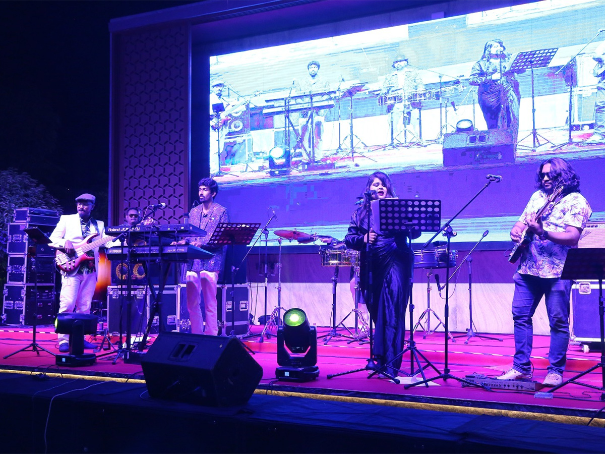 Live_20Music_20Band_20Entertains_20Christmas_20Celebrations-8.jpg 8