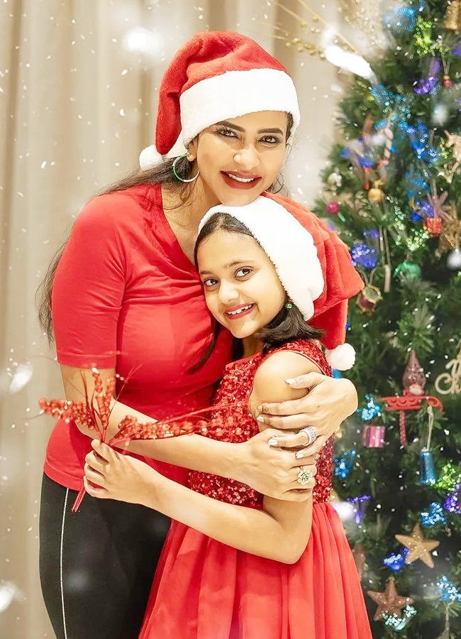 Manchu-Lakshmi_Christmas-Celebrations-Daughter.jpg 24
