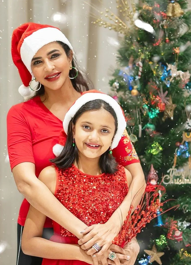 Manchu-Lakshmi_Daughter.jpg 25