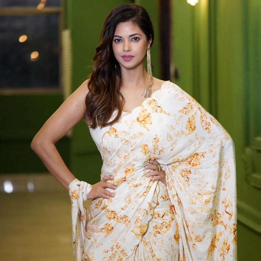 MeeraChopra-03.jpg 3
