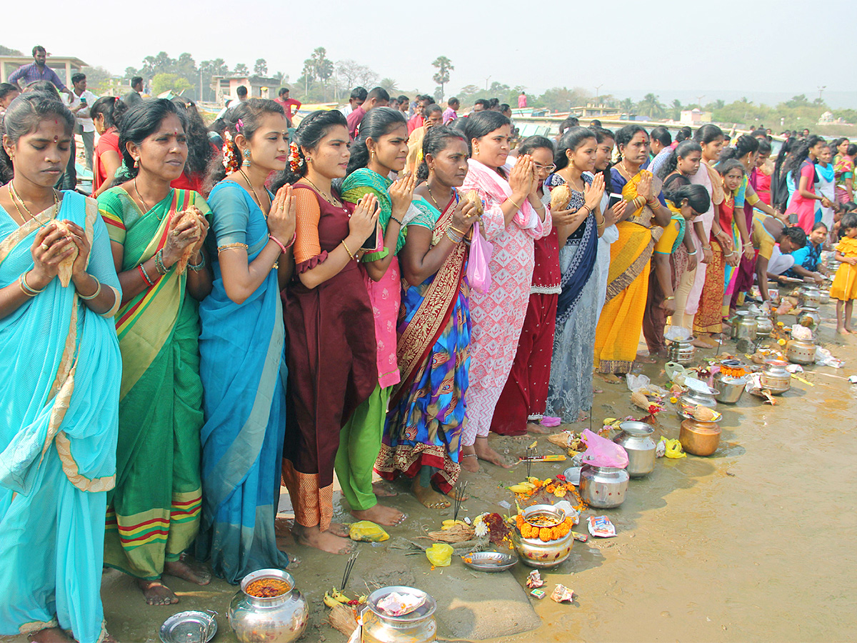 Women_20from_20fisher_20folk_20community_20worship_20sea_20goddess_20Gangamma-1.jpg 1
