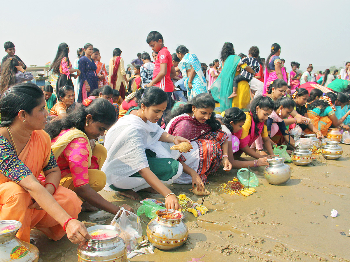 Women_20from_20fisher_20folk_20community_20worship_20sea_20goddess_20Gangamma-2.jpg 19