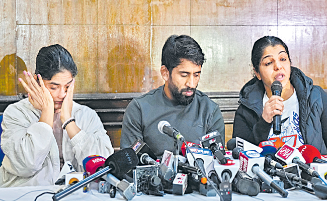 SAKSHI-SAD-BAJRANG-VINESH.jpg